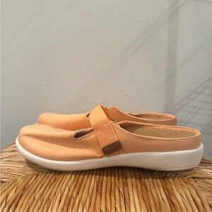 Revitalign Peach Slip-On Women's Shoes Size 9